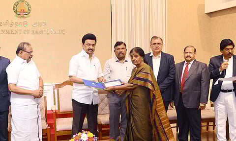 10 வழக்கறிஞர்களின் குடும்பத்தினருக்கு ரூ.1 கோடி நிதியுதவி - முதல்-அமைச்சர் மு.க.ஸ்டாலின் வழங்கினார்