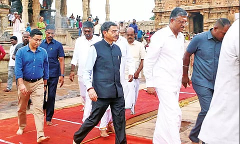 கவர்னர் ஆர்.என்.ரவியை பின்தொடர்ந்து வந்த வாலிபரால் பரபரப்பு