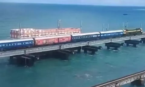 சோதனை ஓட்டம்: பாம்பன் புதிய பாலத்தில் 7 பெட்டிகளுடன் சீறிப்பாய்ந்த ரெயில்