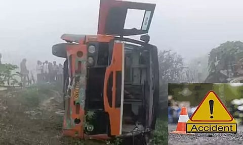 உத்தரபிரதேசத்தில் பஸ் கவிழ்ந்து 25 பேர் காயம்