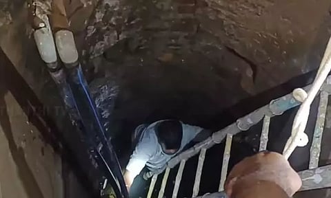 நடந்து சென்றபோது நாய் துரத்தியதால் 100 அடி ஆழ கிணற்றுக்குள் தவறி விழுந்த நபர் மீட்பு