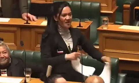 மசோதாவுக்கு எதிர்ப்பு: நியூசிலாந்து நாடாளுமன்றத்தை அதிரவைத்த இளம் பெண் எம்.பி.