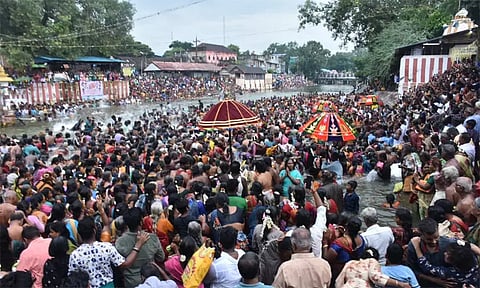 மயிலாடுதுறை காவிரி துலாக்கட்டத்தில் தீர்த்தவாரி.. ஆயிரக்கணக்கான பக்தர்கள் புனித நீராடினர்