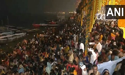 கங்கையில் புனித நீராட குவிந்த மக்கள் - சாலைகளில் கடும் போக்குவரத்து நெரிசல்