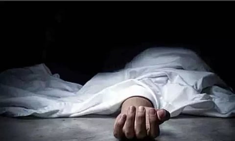 லாரிக்கு அடியில் படுத்து உறங்கிய தொழிலாளிக்கு நேர்ந்த விபரீதம்