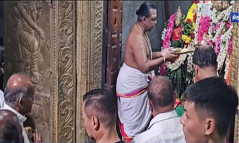 திருத்தணி முருகன் கோவிலில் சிங்கப்பூர் உள்துறை மந்திரி சண்முகம் சாமி தரிசனம்