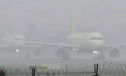 டெல்லியில் புகைப்பனி, காற்று மாசுபாடு... 107 விமானங்கள் காலதாமதம்