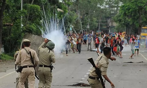 மணிப்பூரில் ஊரடங்கை மீறி போராட்டம்.. அரசு அலுவலகங்களை இழுத்துப் பூட்டினர்