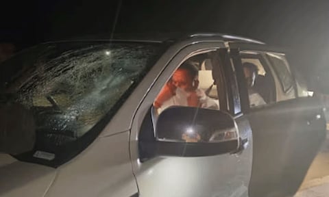 காரில் சென்றபோது முன்னாள் மந்திரி மீது மர்மநபர்கள் கல்வீச்சு: மருத்துவமனையில் அனுமதி