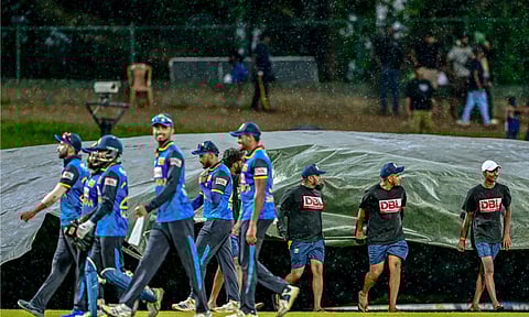 இலங்கை - நியூசிலாந்து 3-வது ஒருநாள் போட்டி: மழை காரணமாக ஆட்டம் நிறுத்தம்