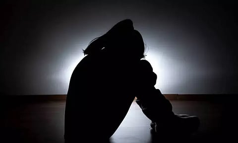 காதலனுடன் உல்லாசமாக இருந்த கல்லூரி மாணவி.. வீடியோ எடுத்து மிரட்டி பலாத்காரம் செய்த நண்பர்கள்