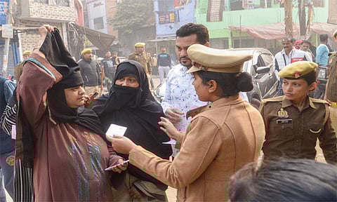 உ.பி. இடைத்தேர்தல்: வாக்காளர்களை அச்சுறுத்தியதாக புகார் - 5 காவலர்கள் சஸ்பெண்டு