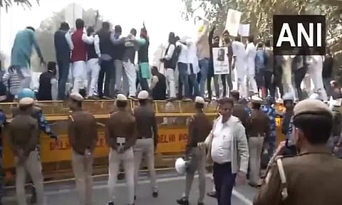 அரவிந்த் கெஜ்ரிவால் வீட்டின் முன்பு பாஜகவினர் போராட்டம்