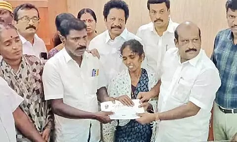 தஞ்சாவூர் ஆசிரியை குடும்பத்திற்கு ரூ.5 லட்சம் நிவாரணம்- அமைச்சர் வழங்கினார்