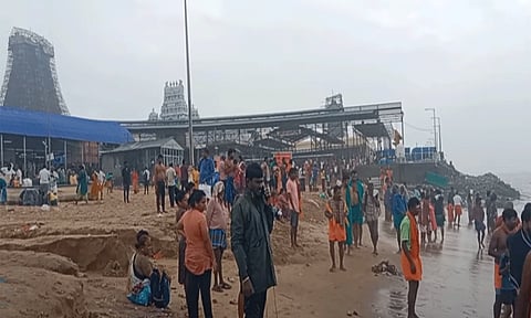 திருச்செந்தூரில் கடல் சீற்றம் - கடலில் நீராடிய 2 பக்தர்களுக்கு காயம்