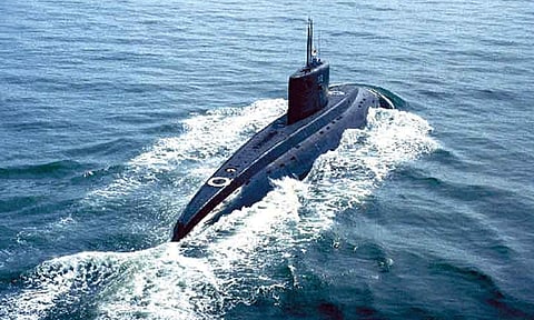 கோவா கடற்கரை அருகே நீர்மூழ்கி கப்பலுடன் மீன்பிடி படகு மோதல் - 2 மீனவர்கள் மாயம்