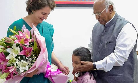 மல்லிகார்ஜுன கார்கேவிடம் வாழ்த்து பெற்ற பிரியங்கா காந்தி