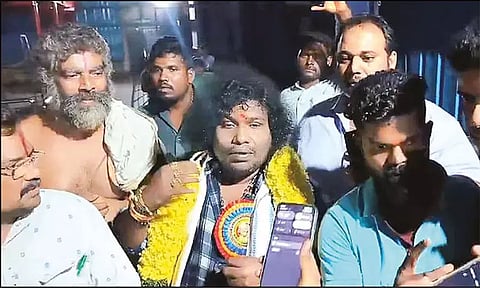 சோளிங்கர் லட்சுமி நரசிம்மர் கோவிலில் நடிகர் யோகிபாபு சாமி தரிசனம்