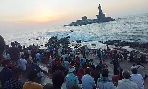 வார விடுமுறை: கன்னியாகுமரியில் குவிந்த சுற்றுலா பயணிகள், அய்யப்ப பக்தர்கள்