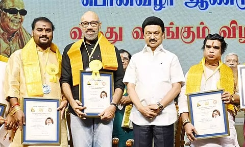 நடிகர் சத்யராஜுக்கு 'கலைஞர் விருது' வழங்கிய முதல்-அமைச்சர் மு.க. ஸ்டாலின்