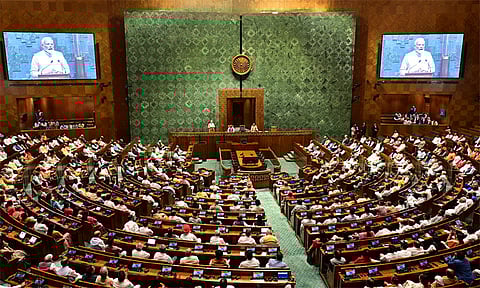 எதிர்க்கட்சிகள் கடும் அமளி: நாடாளுமன்ற இரு அவைகளும் நாள் முழுவதும் ஒத்தி வைப்பு