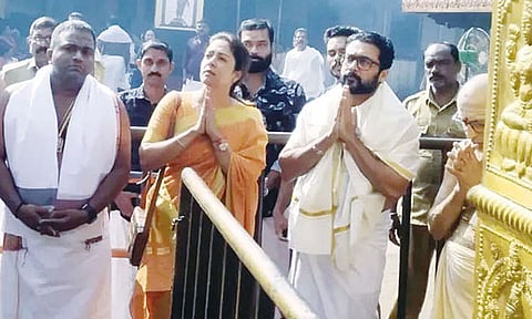 கொல்லூர் மூகாம்பிகை கோவிலில் நடிகர் சூர்யா-ஜோதிகா சாமி தரிசனம்