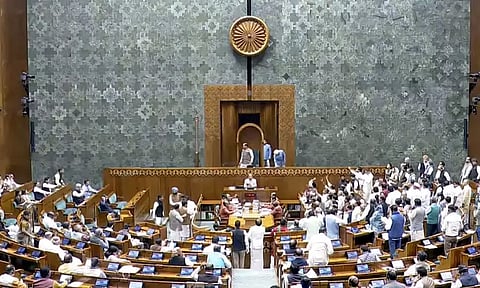 எதிர்க்கட்சிகள் தொடர் அமளி: 2-வது நாளாக இரு அவைகளும் முடங்கின