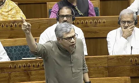 ரெயில் பயணிகளுக்கான போர்வைகள் எத்தனை முறை துவைக்கப்படுகின்றன? மத்திய மந்திரி பதில்