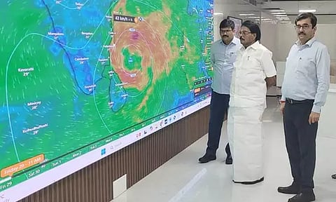 புயல் எச்சரிக்கை: மாநில அவசரகால செயல்பாட்டு மையத்தில் அமைச்சர் ஆய்வு