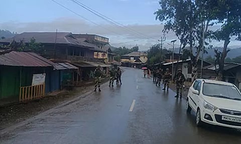 மணிப்பூரில் தொடரும் பதற்றம்; காவல் நிலையம், அதிகாரிகள் மீது தாக்குதல்: 7 பேர் கைது