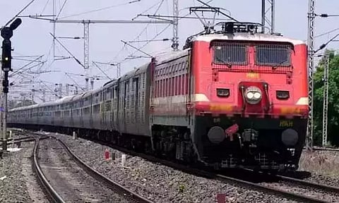 புயல் எதிரொலி - சென்னையில் எக்ஸ்பிரஸ் ரெயில்களின் சேவையில் மாற்றம்