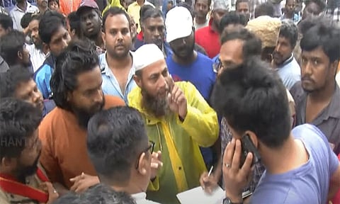 விழுப்புரத்தில் வெள்ள பாதிப்புகளை பார்வையிட வந்த அதிகாரிகளிடம் பொதுமக்கள் வாக்குவாதம்