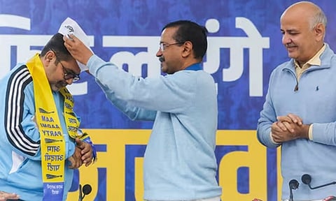 ஆம் ஆத்மி கட்சியில் இணைந்த பிரபல யு.பி.எஸ்.சி. ஆசிரியர்