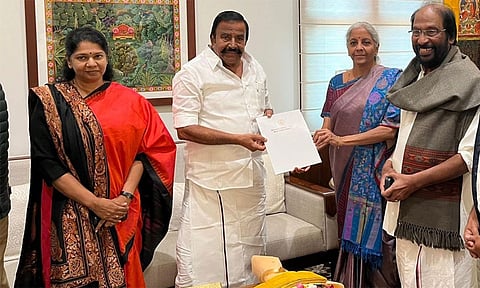 நிதி மந்திரி நிர்மலா சீதாராமனுடன் அமைச்சர் கே.என்.நேரு சந்திப்பு