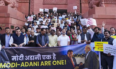 நாடாளுமன்ற வளாகத்தில் இந்தியா கூட்டணி எம்.பி.க்கள் போராட்டம்