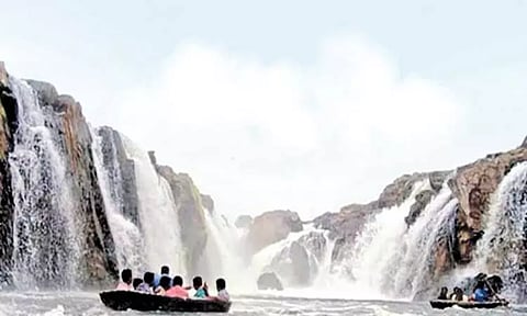 நீர்வரத்து அதிகரிப்பு: ஒகேனக்கல் அருவிகளில் குளிக்க, பரிசல் இயக்க தடை