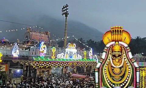 கொடியேற்றுத்துடன் கோலாகலமாக தொடங்கியது திருக்கார்த்திகை தீபத் திருவிழா