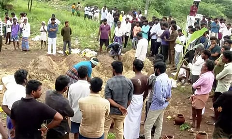 திருவண்ணாமலை: மண்சரிவில் சிக்கி உயிரிழந்த 7 பேரின் உடல்கள் ஒரே இடத்தில் தகனம்