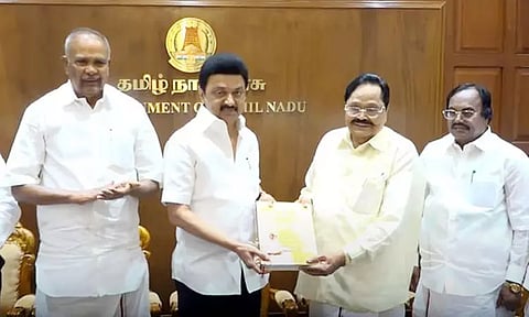 'சட்டமன்ற நாயகர் கலைஞர்' நூற்றாண்டு சிறப்பு மலரை வெளியிட்டார் மு.க.ஸ்டாலின்