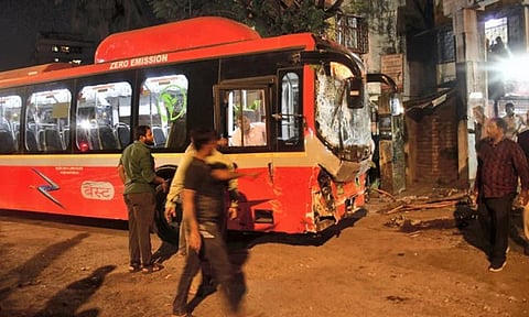 மும்பையில் தாறுமாறாக ஓடிய மாநகர பஸ் மோதி 7 பேர் பலி; 40-க்கும் மேற்பட்டோர் காயம்