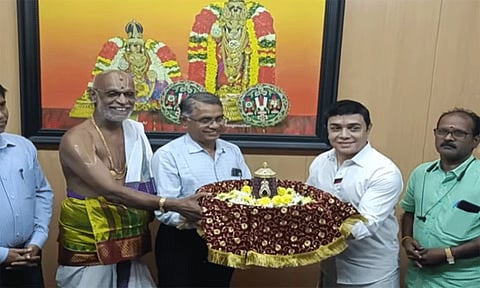 ஸ்ரீரங்கம் கோவிலுக்கு வைர கிரீடம் வழங்கிய பரதநாட்டிய கலைஞர் ஜாகீர் உசேன்
