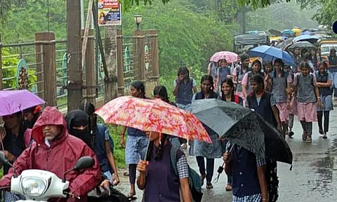 விடுமுறை விடப்பட்ட 19 மாவட்டங்களில் அரையாண்டு தேர்வுகள் ஒத்திவைப்பு