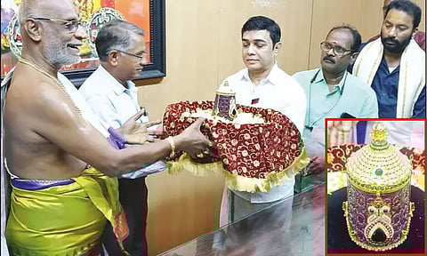 ஸ்ரீரங்கம் ரெங்கநாதருக்கு வைர கிரீடத்தை காணிக்கையாக வழங்கிய இஸ்லாமிய பக்தர்