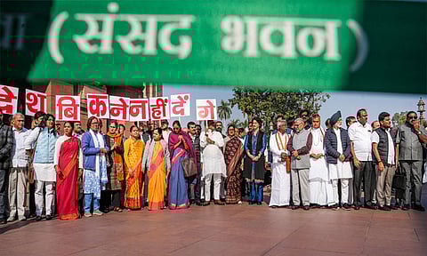 நாடாளுமன்ற வளாகத்தில் இந்தியா கூட்டணி எம்.பி.க்கள் போராட்டம்