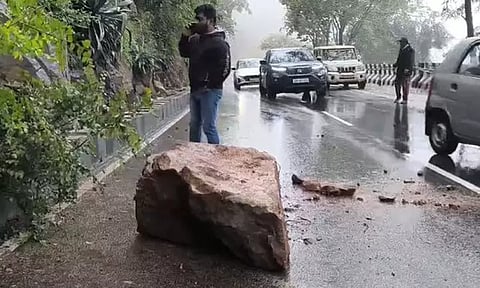 திருப்பதி மலைப்பாதையில் சரிந்து விழும் பாறைகள்.. வாகன ஓட்டிகளுக்கு எச்சரிக்கை