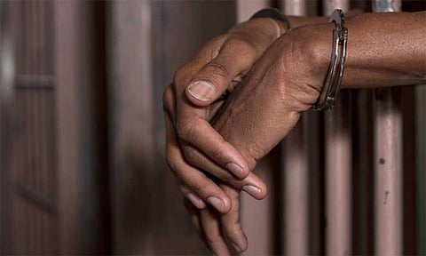 கல்லூரி மாணவியிடம் பாலியல் அத்துமீறல்: ரவுடி கைது