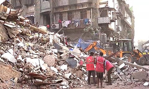 மும்பையில் 6 மாடி கட்டிடம் இடிந்து விழுந்தது