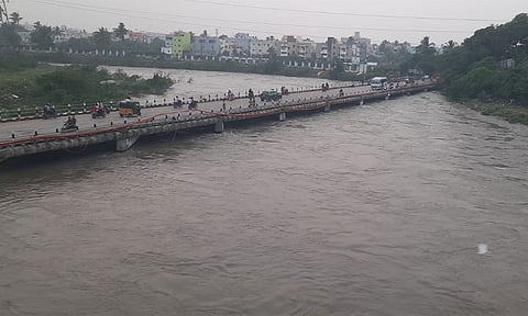 அடையாறு ஆற்றில் வெள்ளப்பெருக்கு... கரையோர மக்கள் வெளியேற்றம்