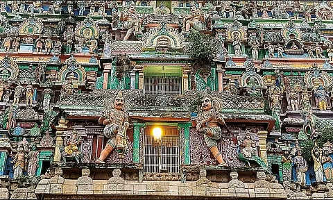 சிதம்பரத்தில் பலத்த மழை:நடராஜர் கோவில் கோபுரத்தில் 3 சிலைகள் சேதம்