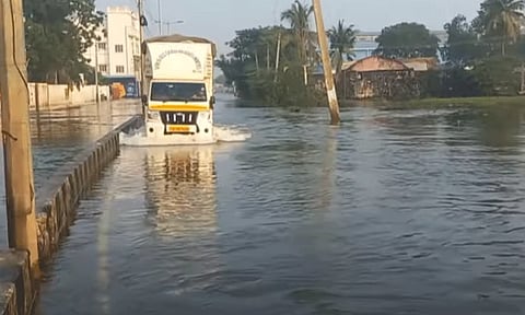 புழல் ஏரியில் நீர் திறப்பு; வடபெரும்பாக்கம் சாலையில் தேங்கிய வெள்ளம்